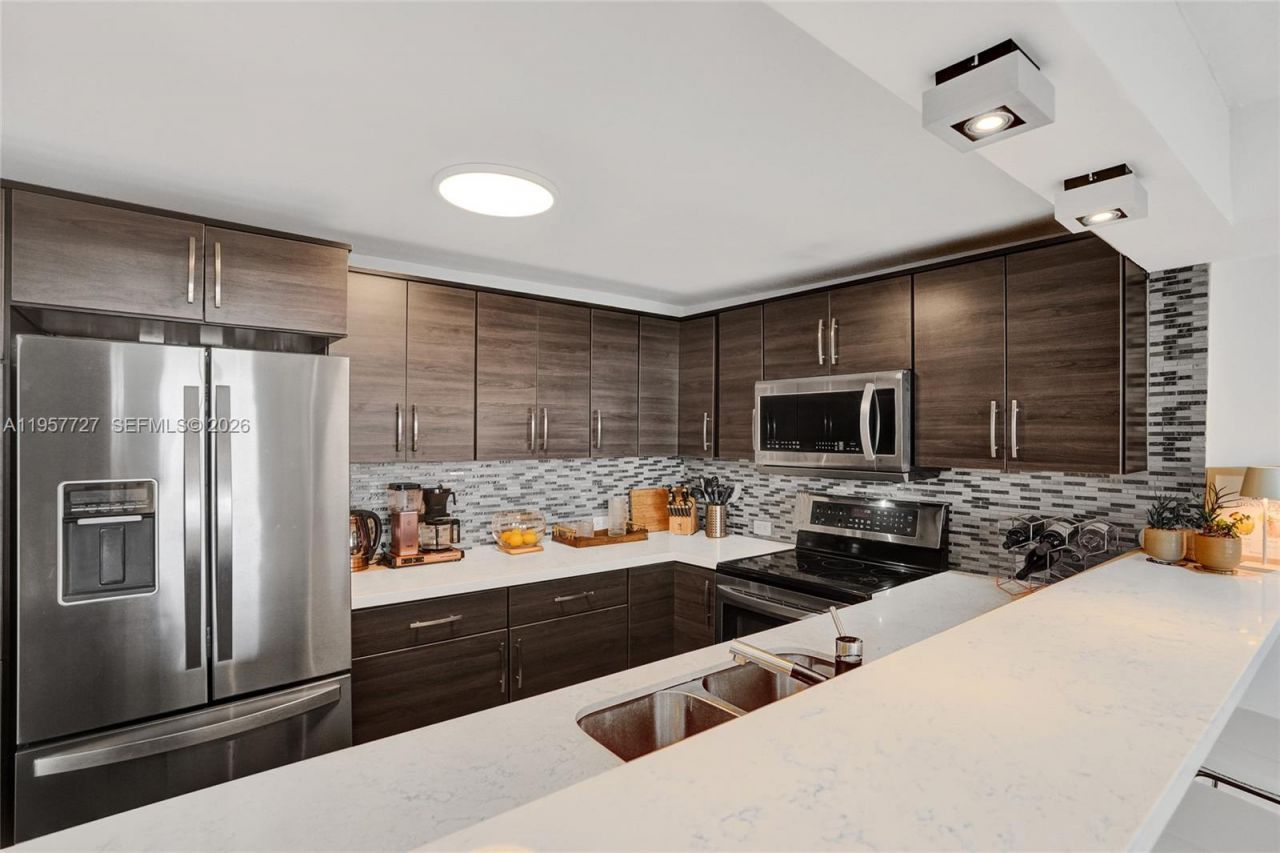 10000 W Bay Harbor Dr , Unit PH23, Bay Harbor Islands, FL 33154 Photo