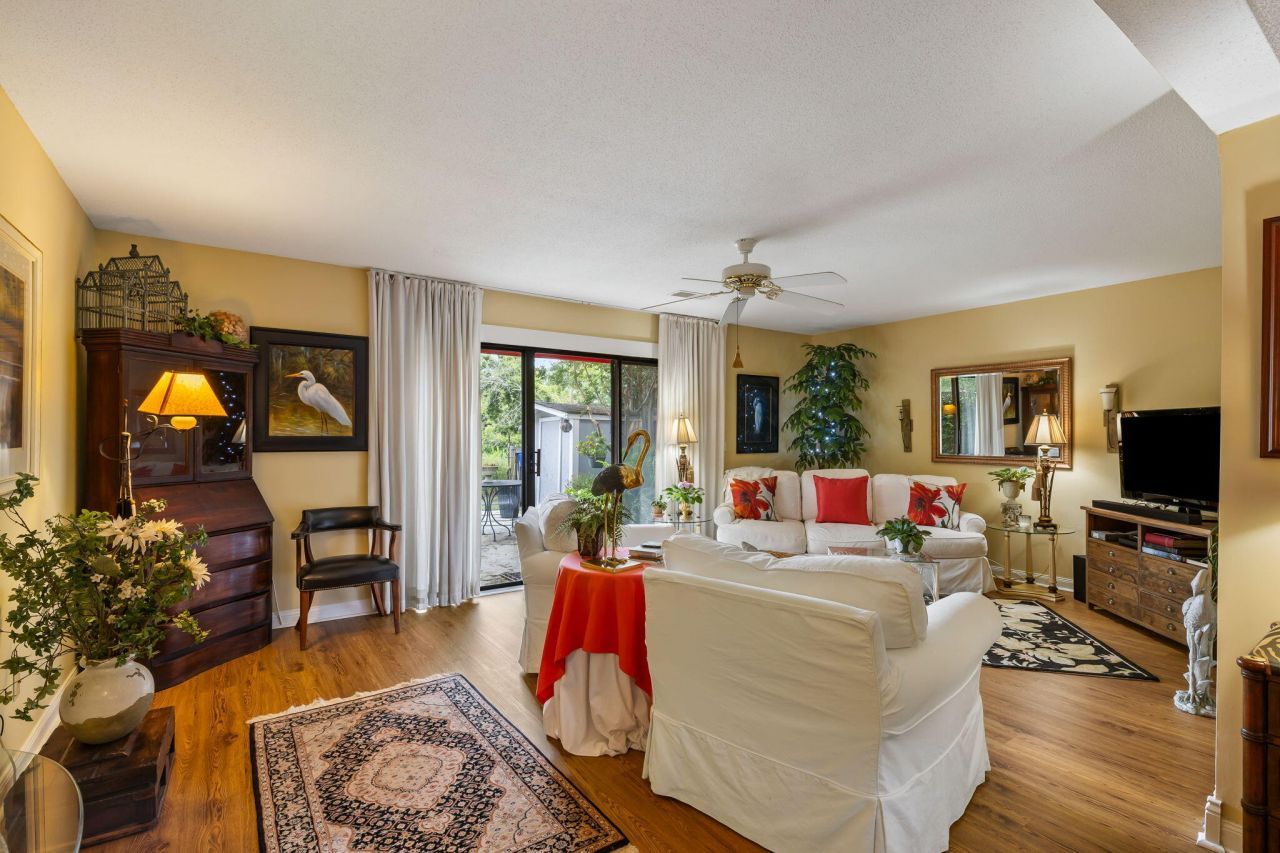 163 Heritage Circle Photo 6