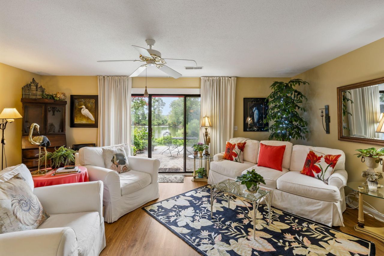 163 Heritage Circle Photo 9