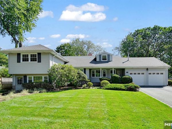 17 Pascack Road, PARK RIDGE, NJ 07656