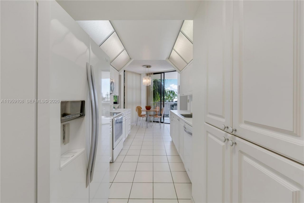 20281 E Country Club Dr , Unit M6, Aventura, FL 33180 Photo