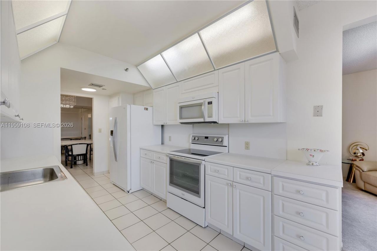 20281 E Country Club Dr , Unit M6, Aventura, FL 33180 Photo