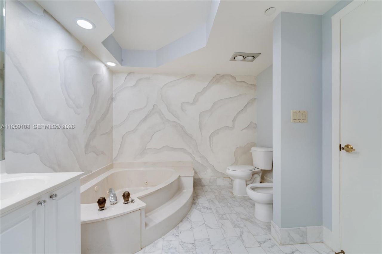 20281 E Country Club Dr , Unit M6, Aventura, FL 33180 Photo