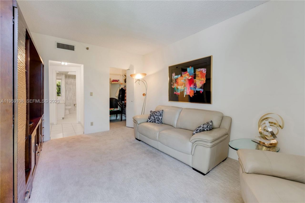 20281 E Country Club Dr , Unit M6, Aventura, FL 33180 Photo