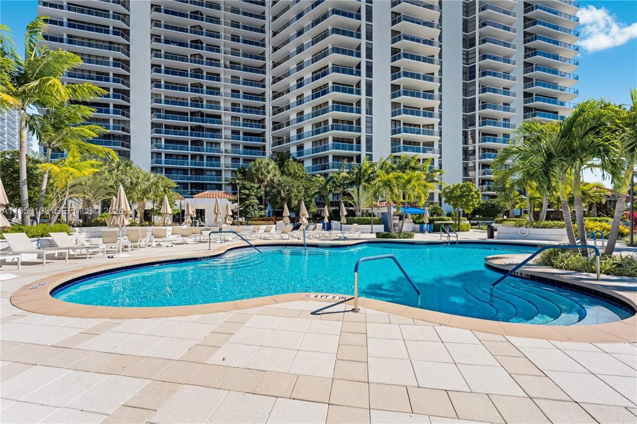 20281 E Country Club Dr , Unit M6, Aventura, FL 33180 Photo