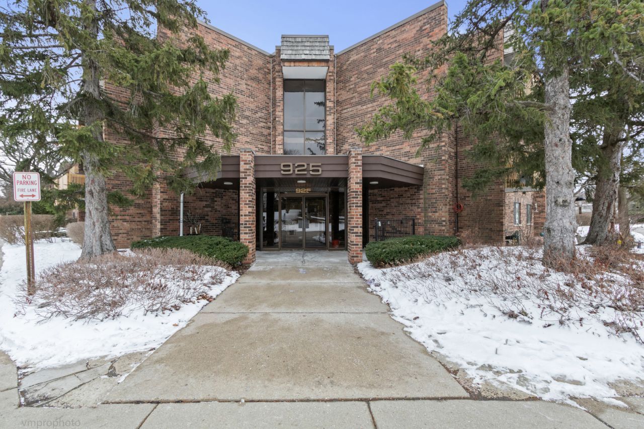 925 Spring Hill Drive, Unit 101, Northbrook, IL 60062 Main Photo