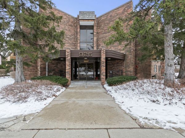 925 SPRING HILL Drive, Unit 101, Northbrook, IL 60062