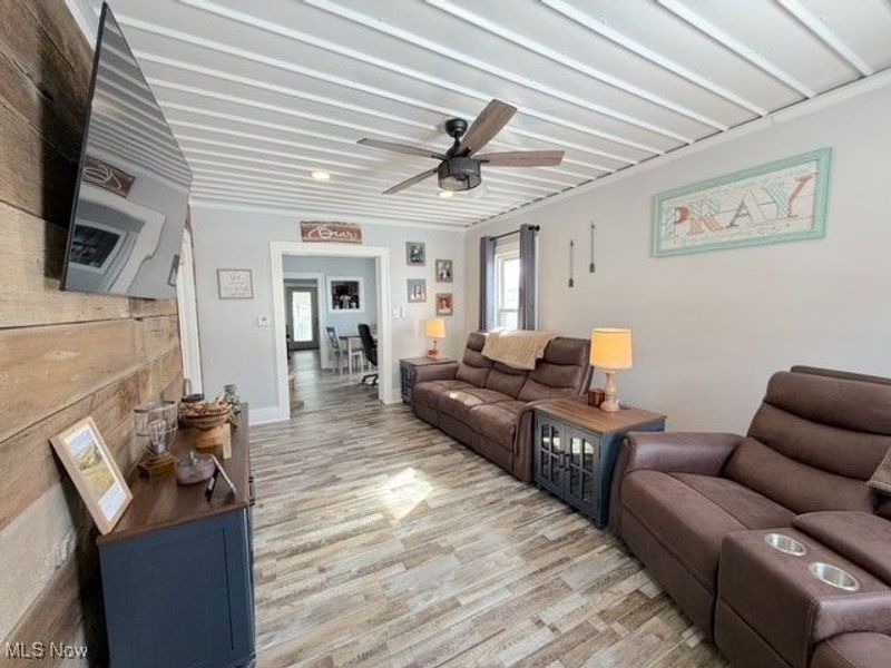 335 Packer Street, Uhrichsville, OH 44683 Photo 3