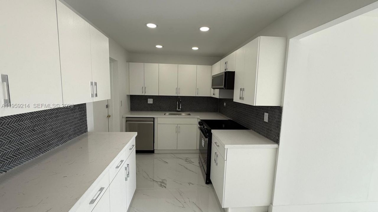 16850 S Glades Dr, Unit 4J, North Miami Beach, FL 33162 Photo