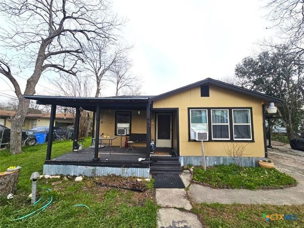 811 E New Braunfels Street , Seguin, TX 78155