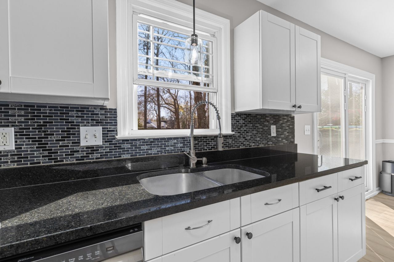 218 Hamlet Road Photo 11