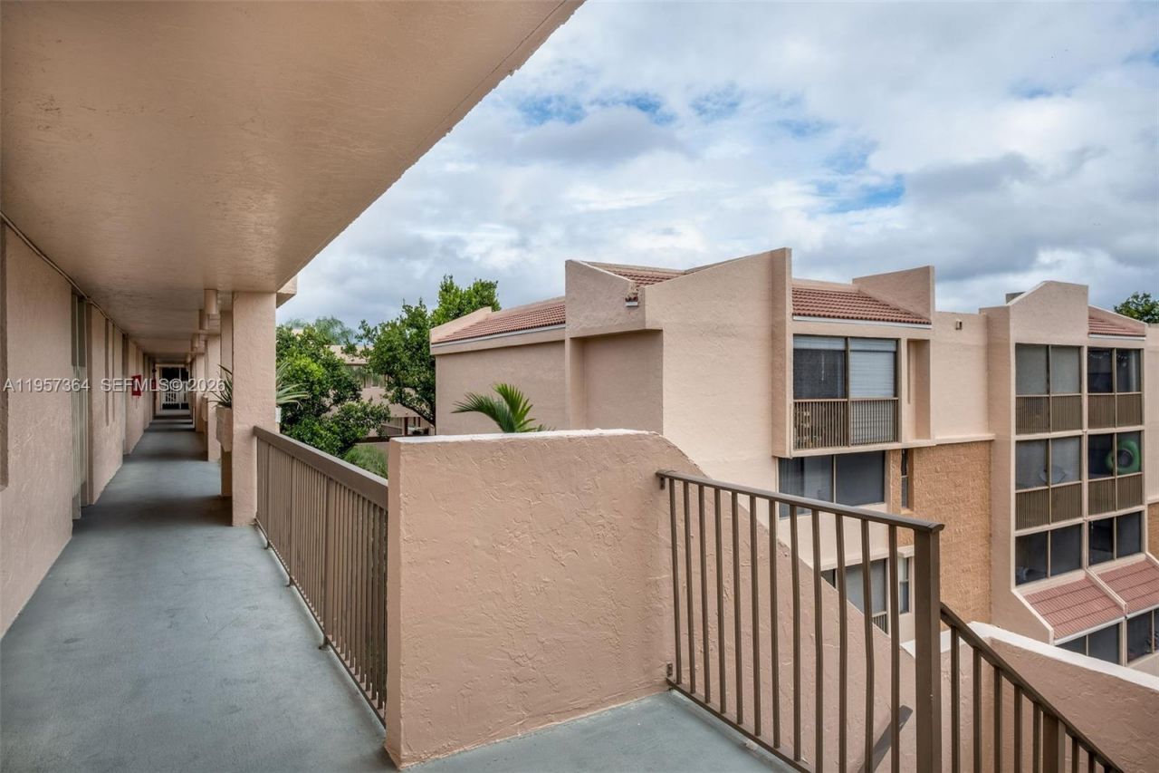 6800 Cypress Rd, Unit 501, Plantation, FL 33317 Photo