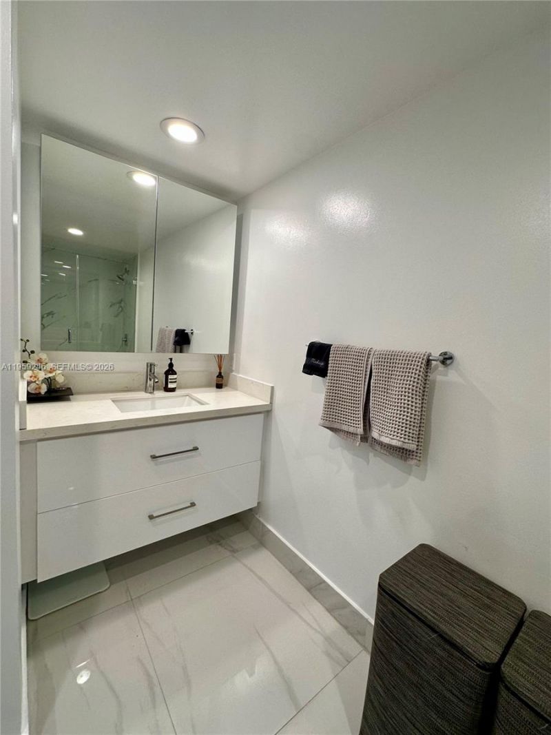 5600 Collins Ave , Unit 8P, Miami Beach, FL 33140 Photo