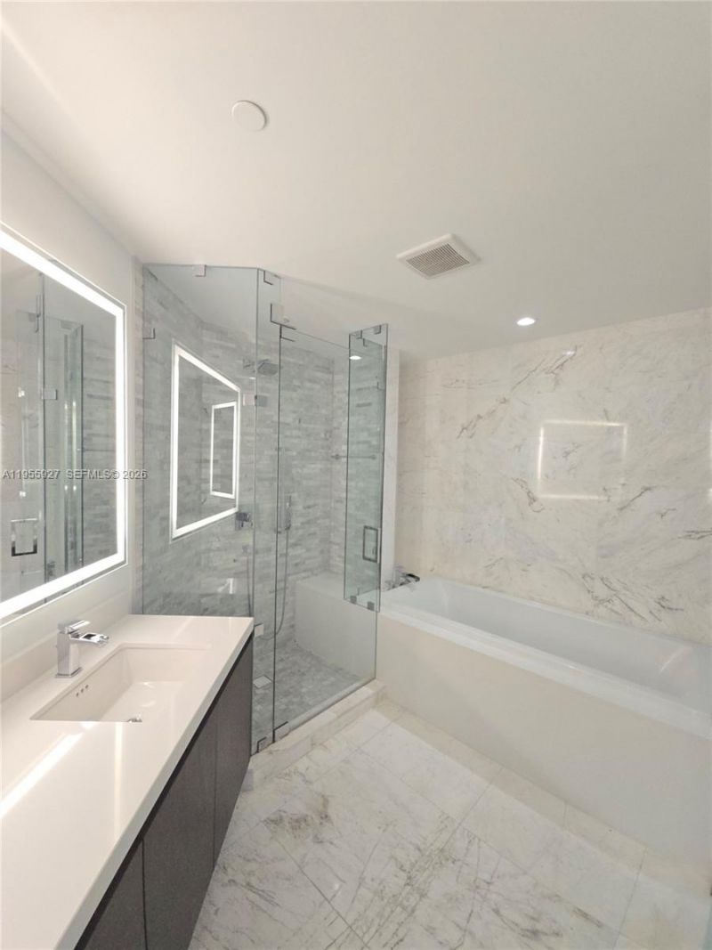 851 NE 1st Ave , Unit 4604, Miami, FL 33132 Photo