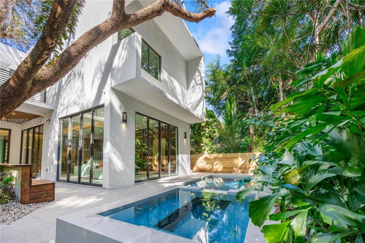 2805 Freeman St, Miami, FL 33133 Photo