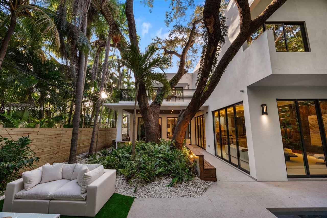 2805 Freeman St, Miami, FL 33133 Photo