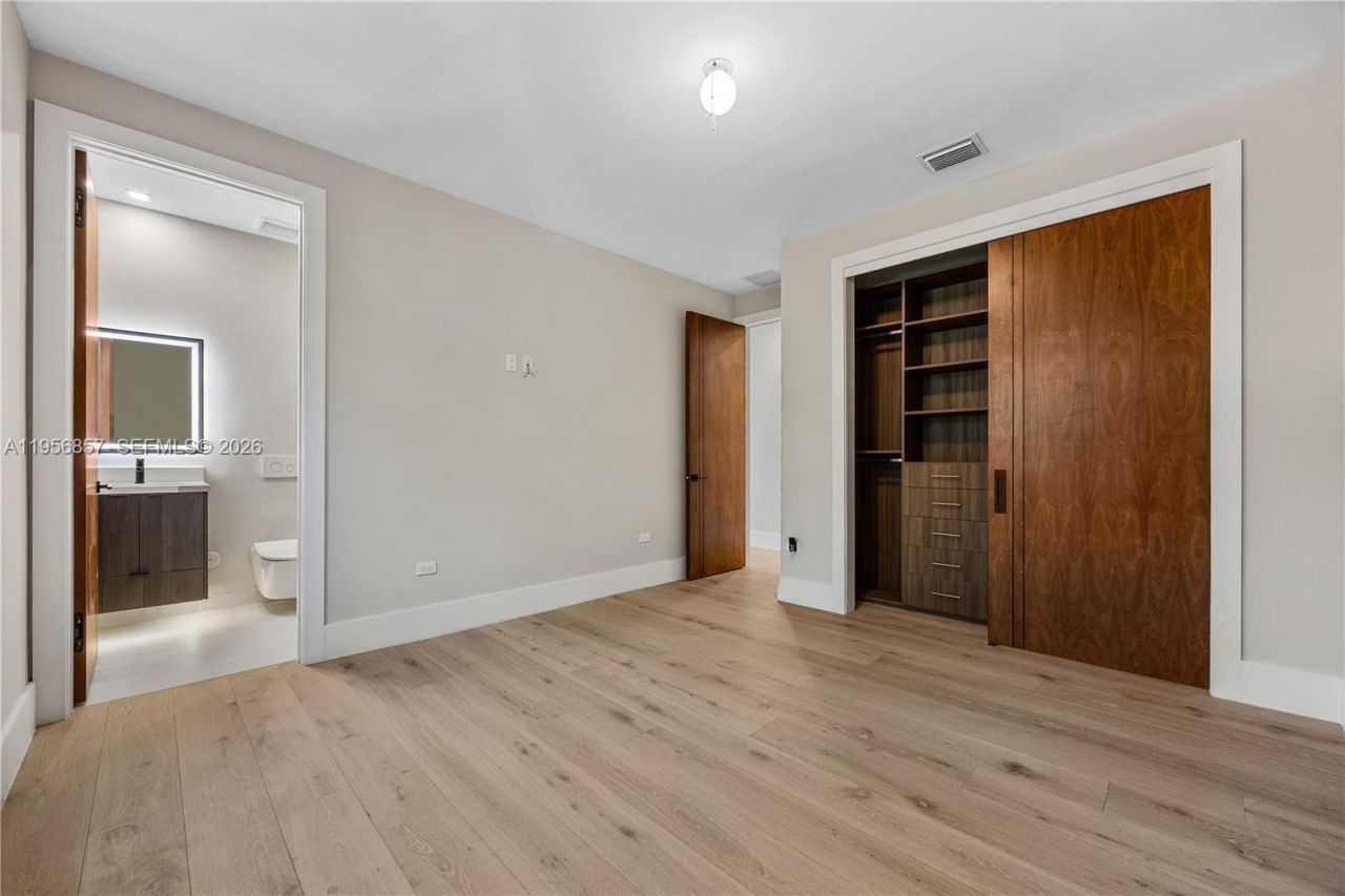 2805 Freeman St, Miami, FL 33133 Photo