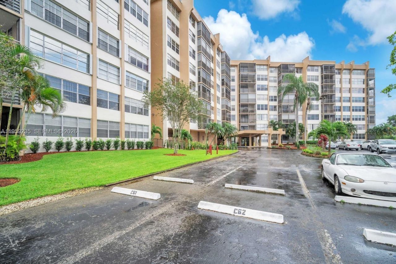 1200 Saint Charles Pl , Unit 419, Pembroke Pines, FL 33026 Photo