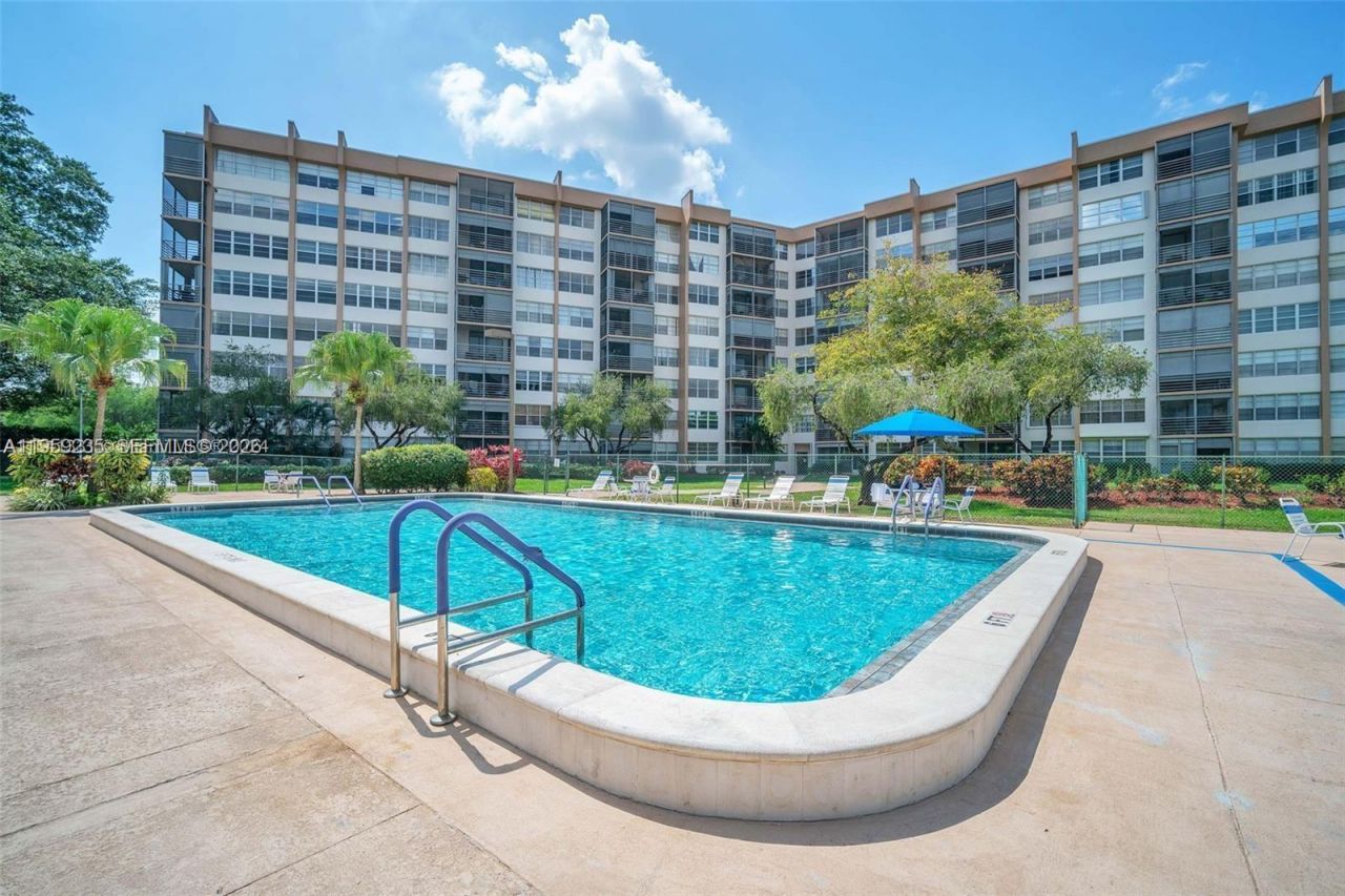 1200 Saint Charles Pl , Unit 419, Pembroke Pines, FL 33026 Photo