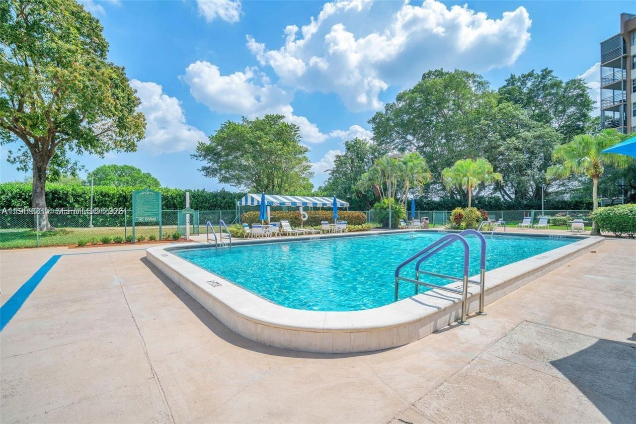 1200 Saint Charles Pl , Unit 419, Pembroke Pines, FL 33026 Photo