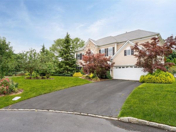48 Avolet Court, Mount Sinai, NY 11766