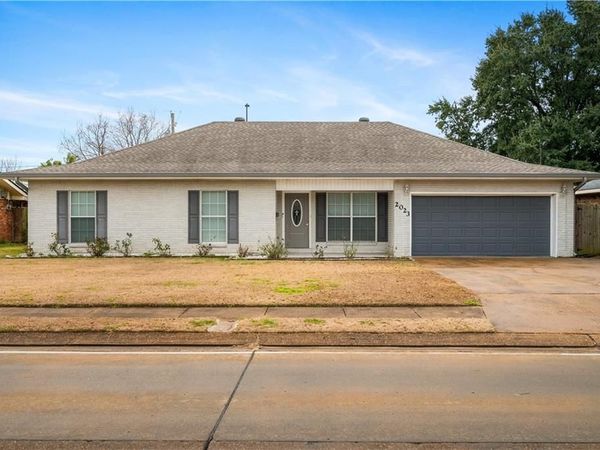 2023 MEMORIAL Drive, Alexandria, LA 71301
