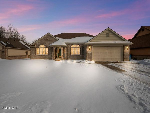 1301 Oaktree Court, Oregon, OH 43616