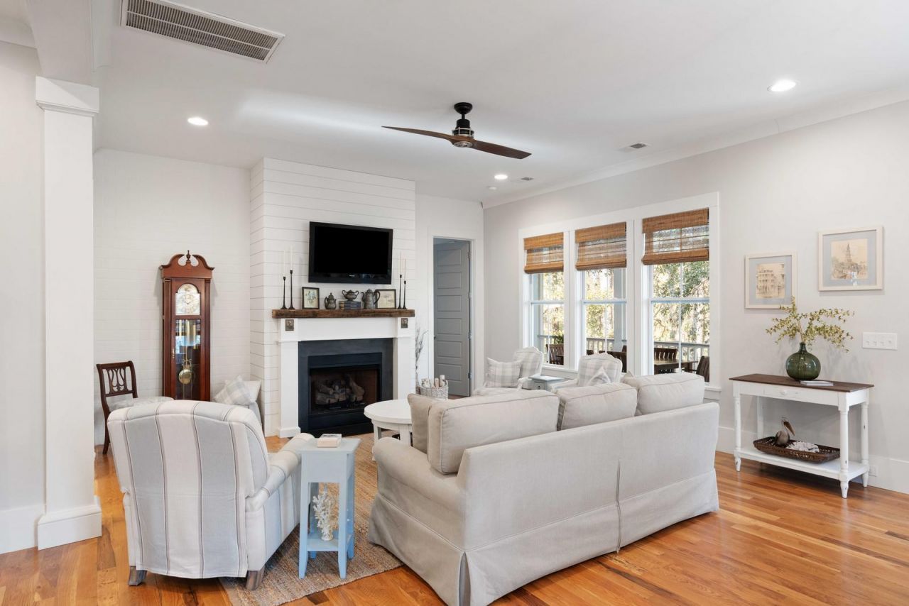 2540 Charter Oaks Drive Photo 16