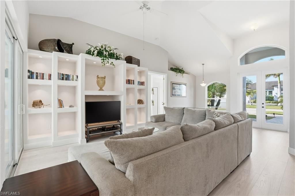 5267 Stratford Ct, Cape Coral, FL 33904 Photo