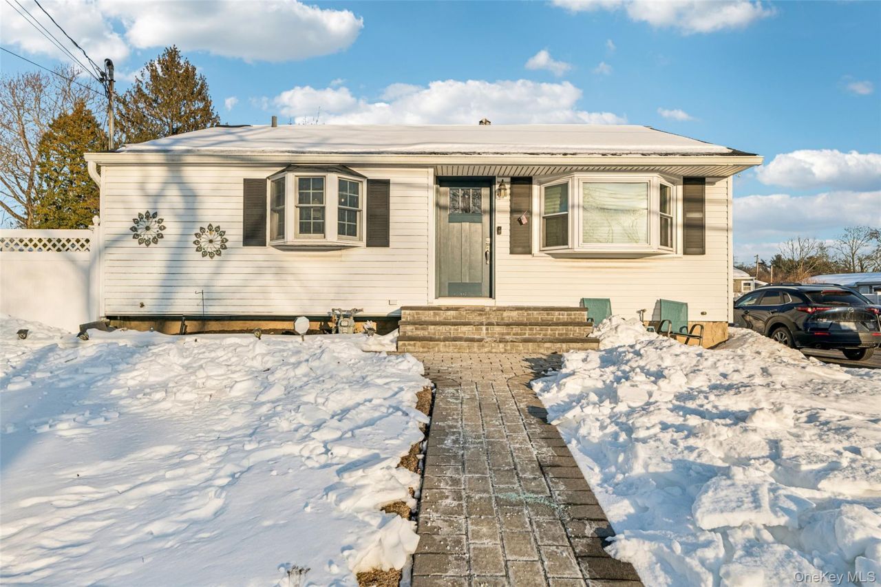 662 College Road, Farmingville, NY 11738 Main Photo