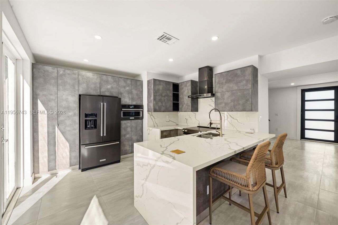 3166 Royal Palm Ave, Miami Beach, FL 33140 Photo