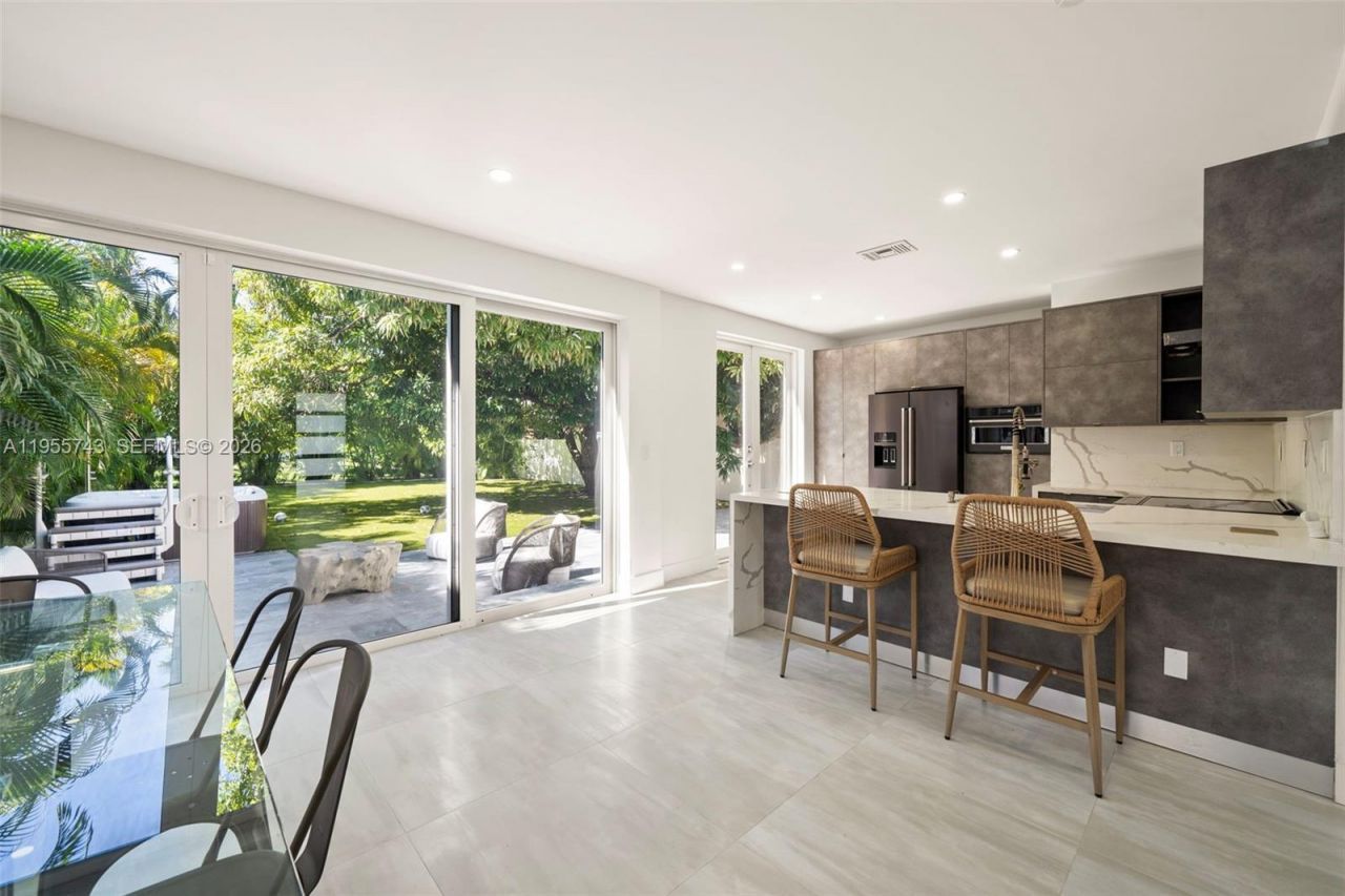 3166 Royal Palm Ave, Miami Beach, FL 33140 Photo