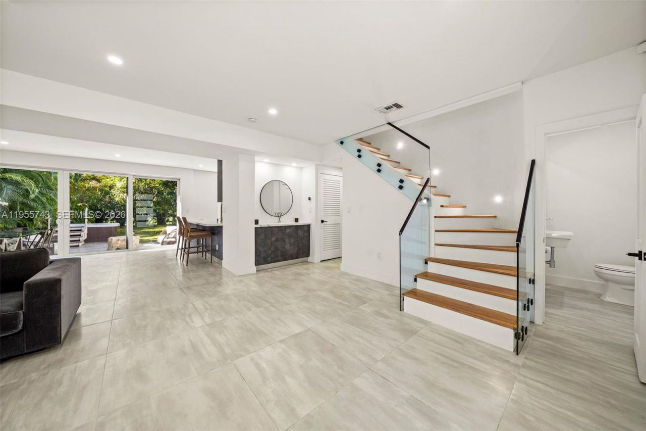 3166 Royal Palm Ave, Miami Beach, FL 33140 Photo