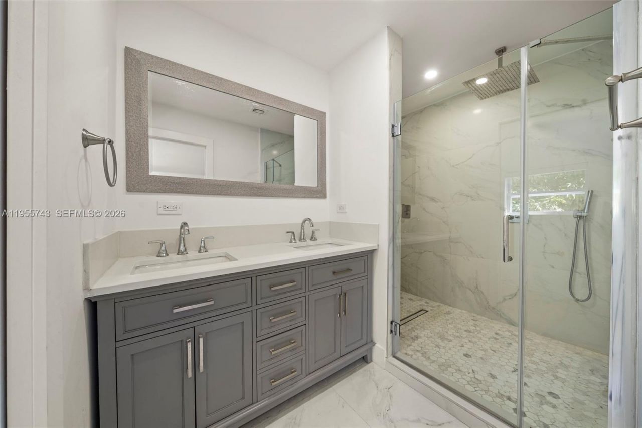 3166 Royal Palm Ave, Miami Beach, FL 33140 Photo