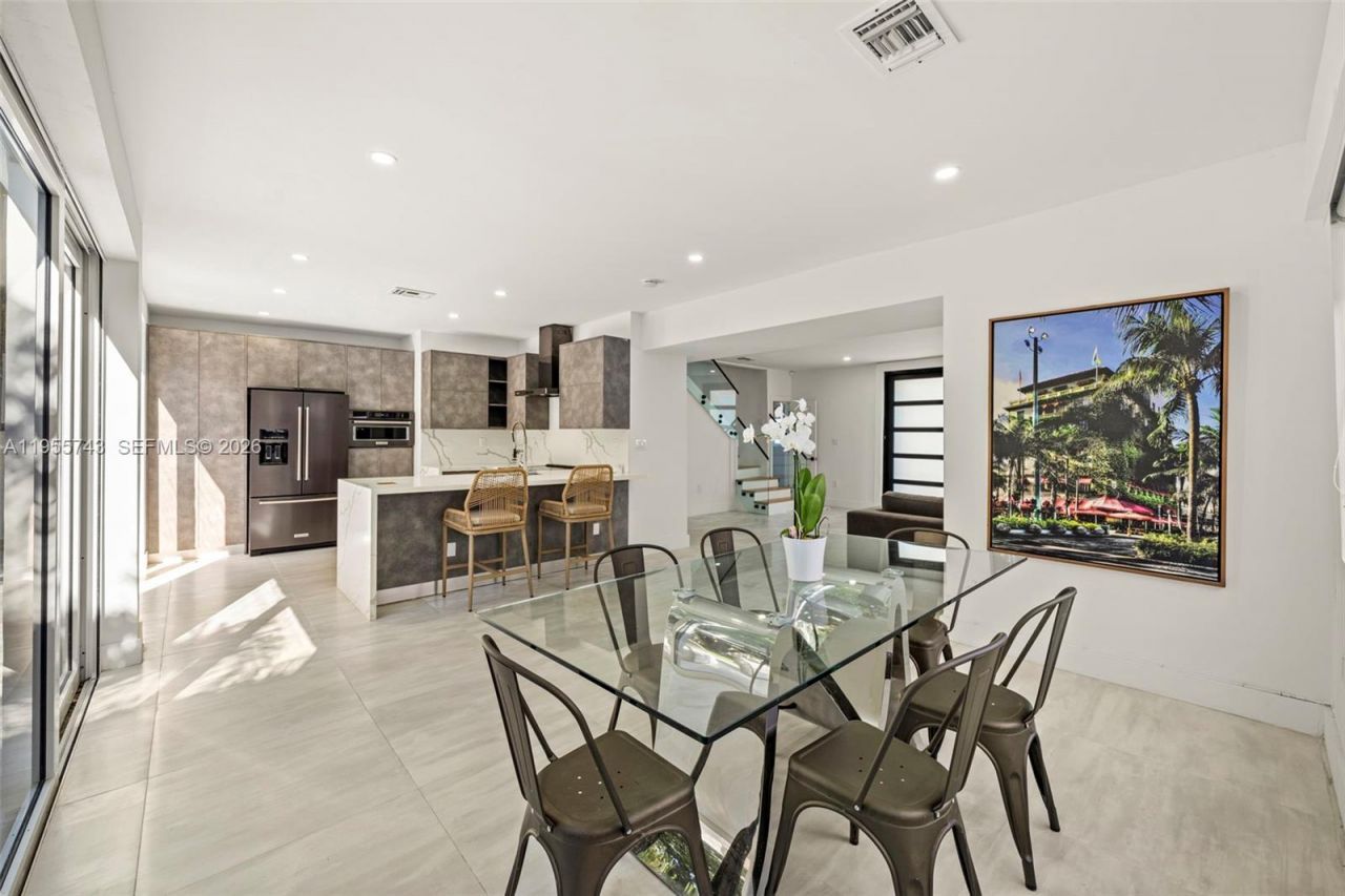 3166 Royal Palm Ave, Miami Beach, FL 33140 Photo