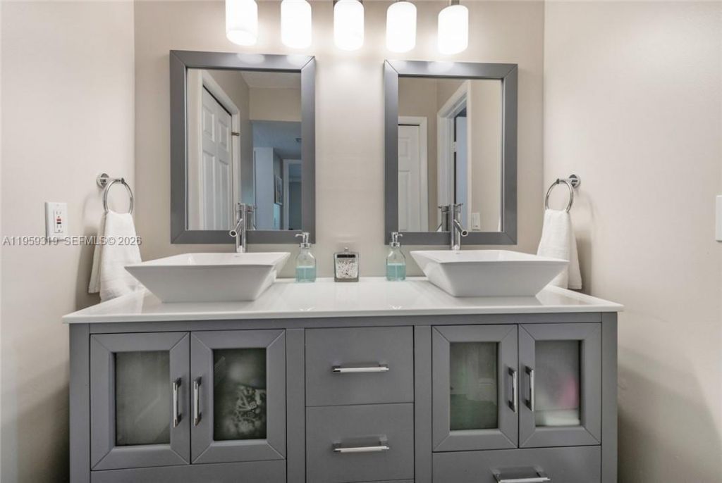 402 Lakeview Dr, Unit 201, Weston, FL 33326 Photo