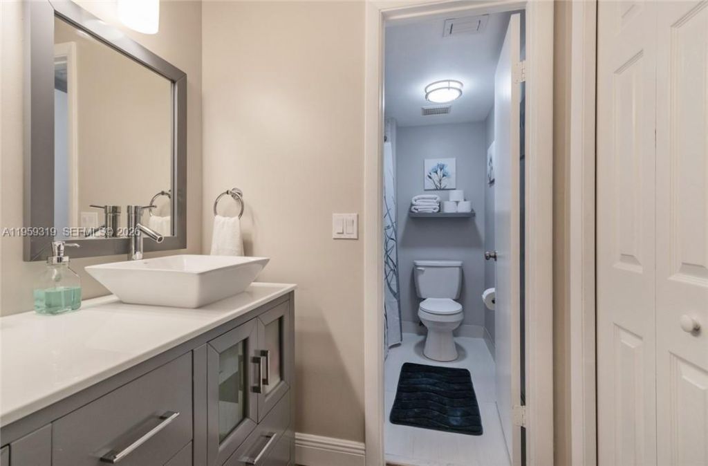 402 Lakeview Dr, Unit 201, Weston, FL 33326 Photo