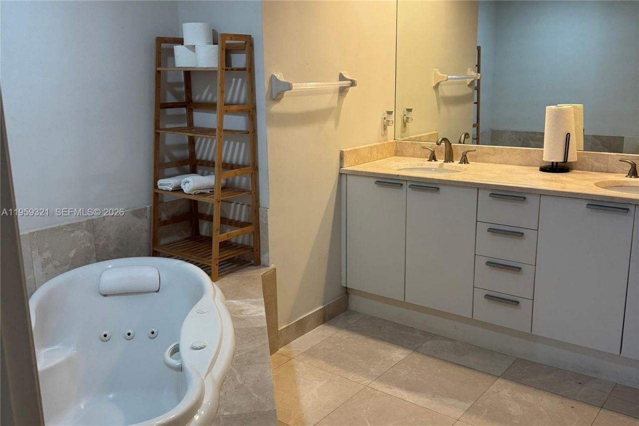 14951 Royal Oaks Ln , Unit 907, North Miami, FL 33181 Photo