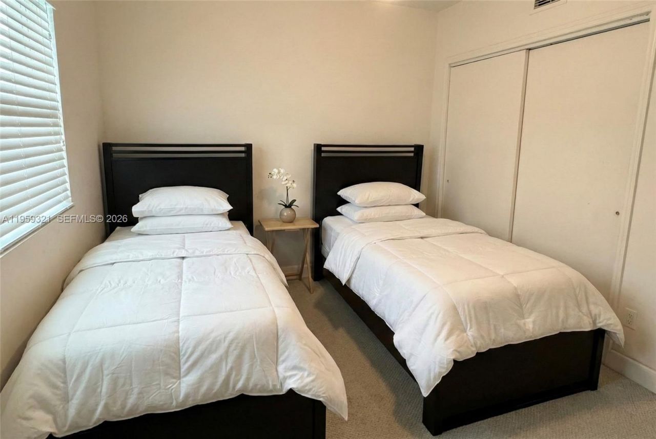 14951 Royal Oaks Ln , Unit 907, North Miami, FL 33181 Photo