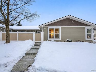 39615 Village Wood Lane, Novi, MI 48375