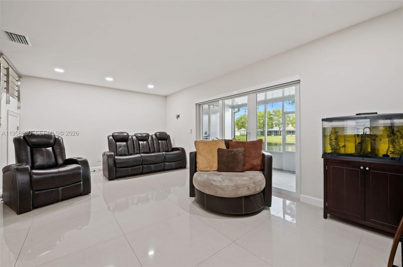 20877 NW 4th St, Pembroke Pines, FL 33029 Photo