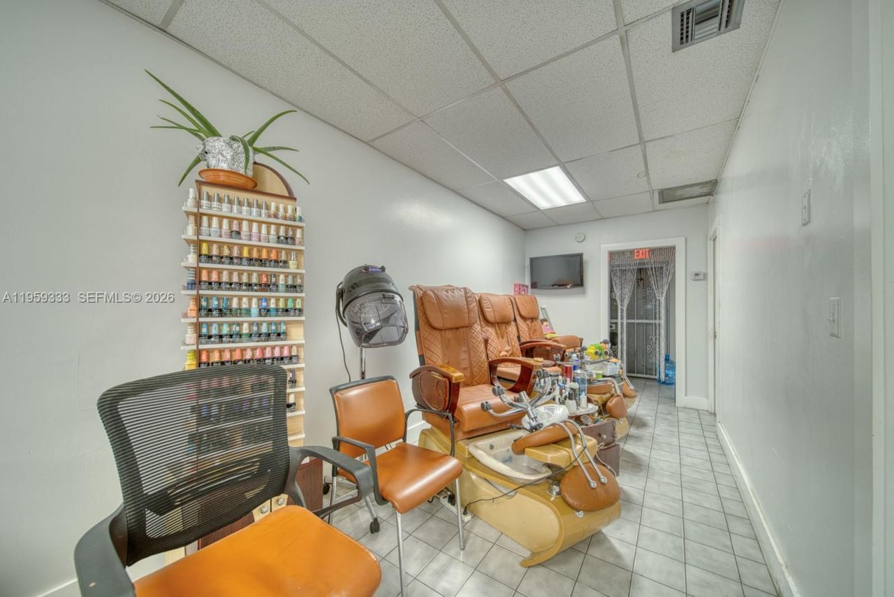 Full-service Beauty Salon For Sale In Sweetwater, Sweetwater, FL 33174 Photo