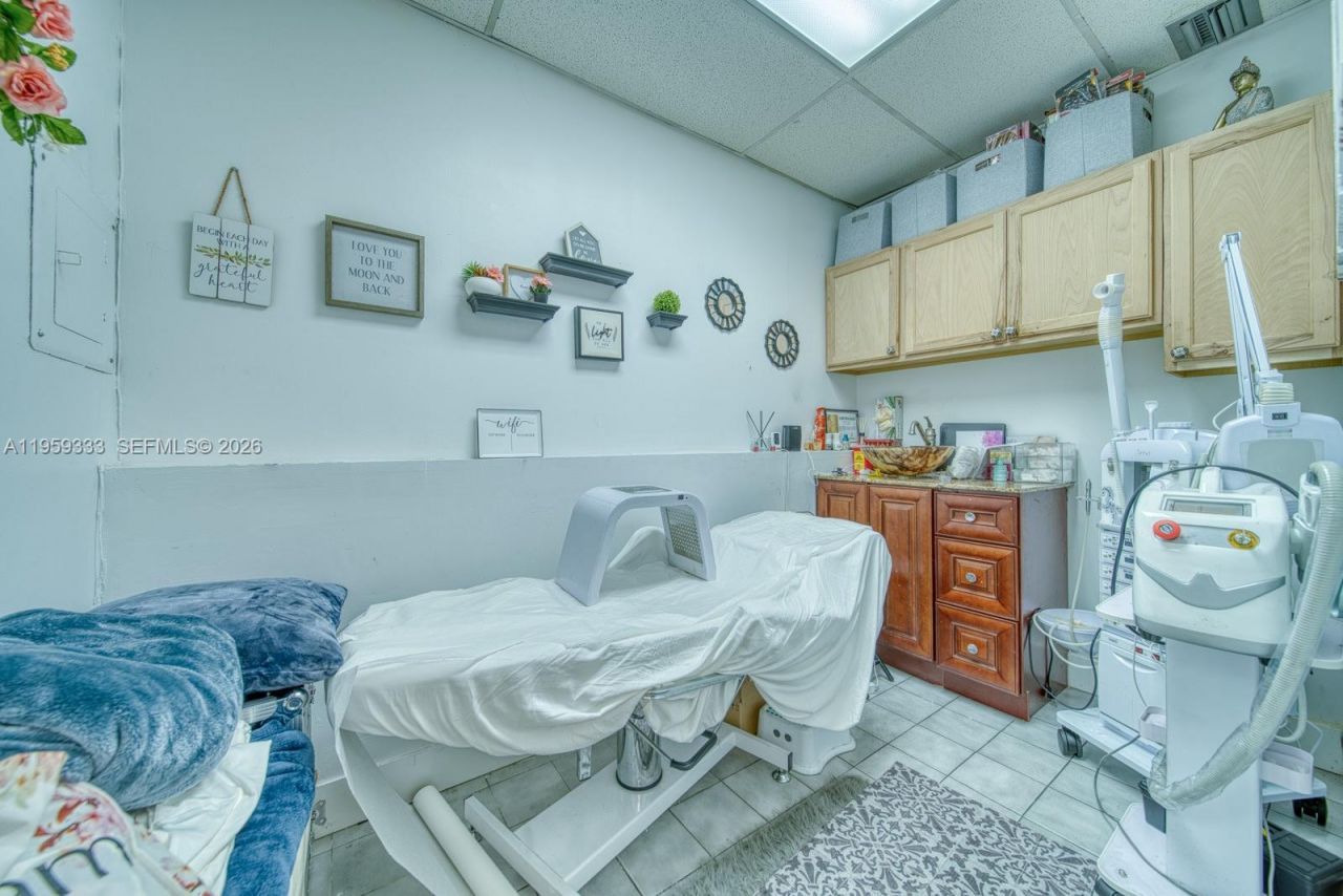 Full-service Beauty Salon For Sale In Sweetwater, Sweetwater, FL 33174 Photo