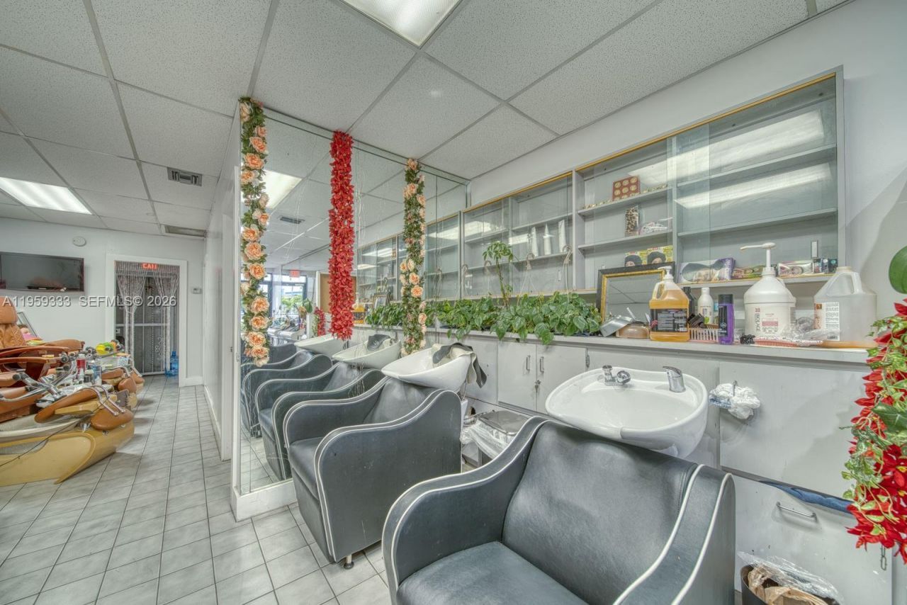 Full-service Beauty Salon For Sale In Sweetwater, Sweetwater, FL 33174 Photo