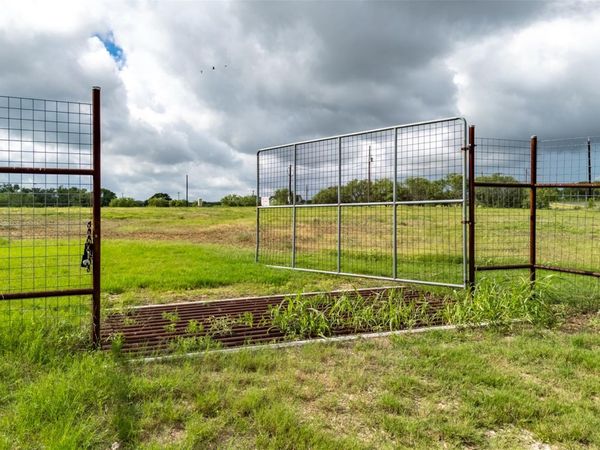 5485 County Road 249 WAY, Gonzales, TX 78629