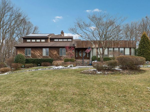 16 Fox Hollow Ridings Road, Northport, NY 11768