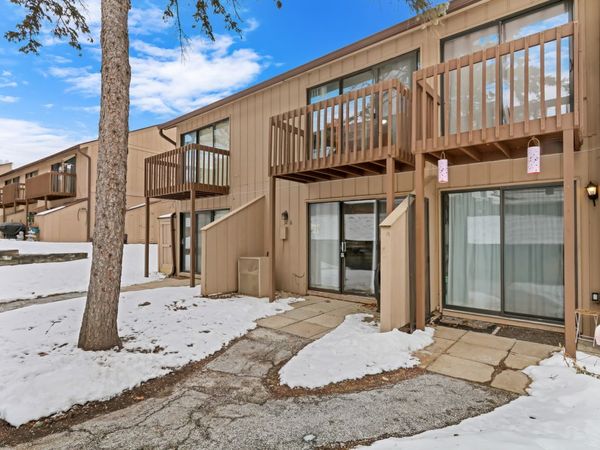 32 Montego Colony, Unit 6, Fox Lake, IL 60020