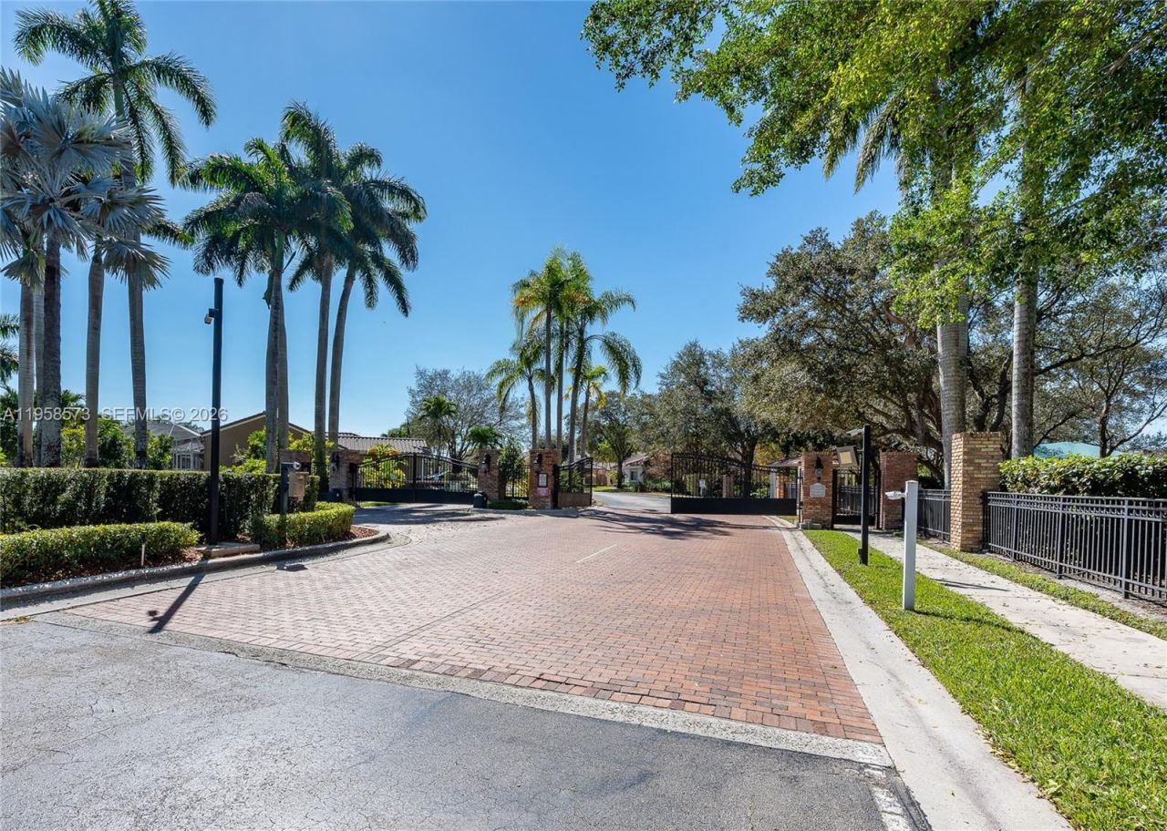 405 SW 198th Ter, Pembroke Pines, FL 33029 Photo