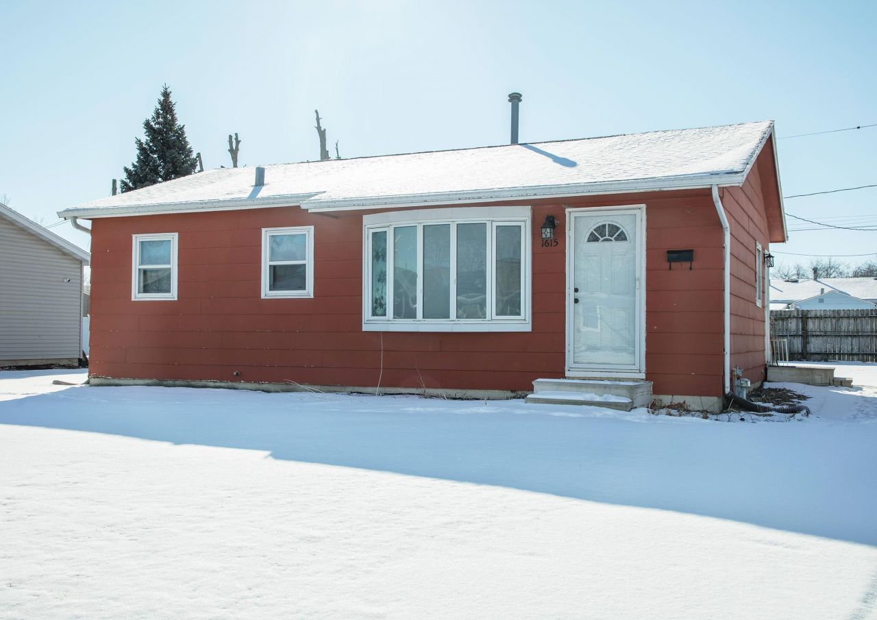 1615 Oakwood Drive, Waterloo, IA 50703 Main Photo