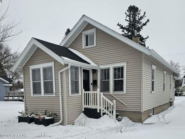 1007 OAK Street, Grand Forks, ND 58201